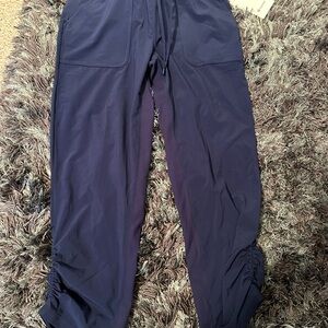 NWT LuLuLemon Beyond the studio High Rise Crop
Women’s size 6
Navy blue